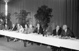 Offenburg: Präsidiumstisch