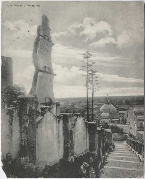 Ruelle de procession avec voile en pierre