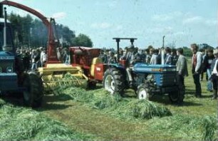 Fotografie: Erntetechnik, Feldhäcksler gezogen, Trommelfeldhäcksler, Grassilage, Aufbaumotor, Maschinenvorführung