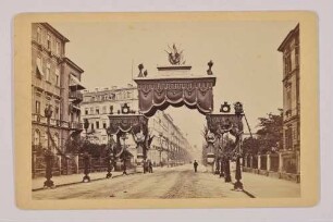 Triumphdekoration in der Prager Straße zum 11. Juli 1871