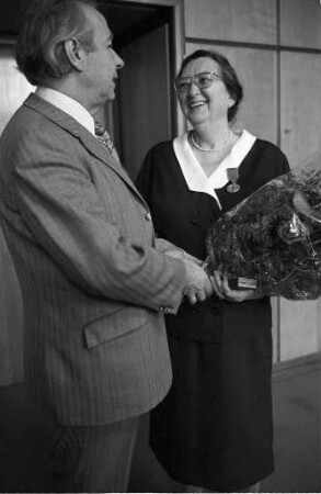 Verleihung der Bundesverdienstmedaille an die Gründerin des Märchenwalds Rappenwört Irmgard Kubath