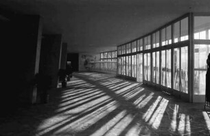 Freiburg: Stadthalle; Wandelhalle mit Garderoben
