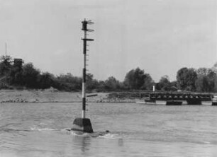 Zerstörte Eisenbahnbrücke Germersheim/Rhein