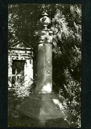 Friedhof, Grabstein mit Füßen, 1830