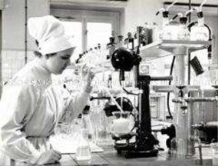 Laborantin am Rührwerk im biochemischen Labor des Forschungsinstituts für Impfstoffe Dessau