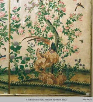 Textile Wandbespannung mit blühenden Sträuchern und Vögeln