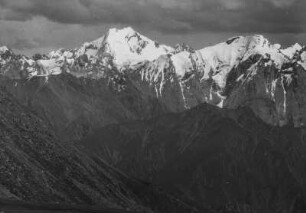 Gebirgszug : Ein schneebedeckter Gebirgszug im Tian Shan Hochgebirge