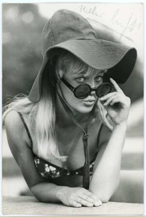Junges Mädchen im Bikini mit Sonnenhut und Sonnenbrille
