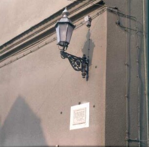 Hauswand mit Straßenlaterne (auf elektrischen Betrieb umgerüstet) und mehrere Kanonenkugeln (eingeschlagen 1813) : Dohna. Hauswand mit Straßenlaterne (auf elektrischen Betrieb umgerüstet) und mehrere Kanonenkugeln (eingeschlagen 1813)