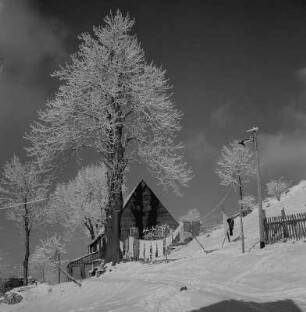 Rehefeld-Zaunhaus. Blick auf ein Gebäude im Winter