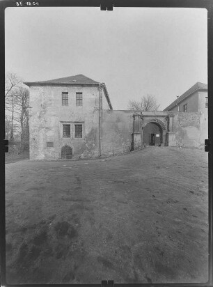 Senftenberg. Schloß (1544-1548, Ausbau 1570). Westflügel. Teilansicht mit Portal von Südsüdost