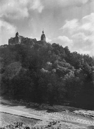 Schloss Rochsburg : Rochsburg. Blick über die Zwickauer Mulde zum Schloss