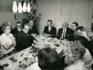 Erich Correns zu Besuch bei einer Hausgemeinschaft in Chemnitz