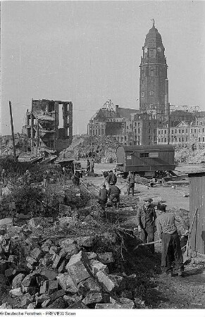 Dresden. Einwohner beim Arbeitseinsatz zur allgemeinen Beräumung von Brach- und Trümmerflächen nordöstlich des Neuen Rathauses