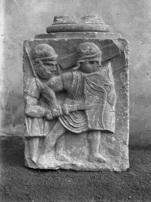 Säulenpostament, Teil einer Säulenhalle. Relief mit zwei kämpfenden Legionären