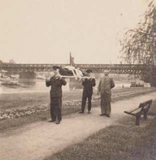 Elbschiffer, Meißen, Schiffer im Festzug der Arbeit, zwei Schiffer tragen ein Kahnmodell mit Segel