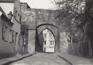 Burgmauer mit gotischem Tor