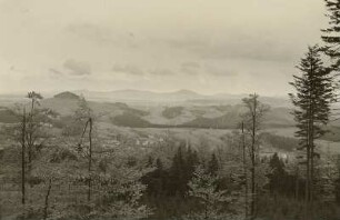 Nordböhmen. Blick vom Plissen (591 m) nach Südosten. Wolfsberg (588 m), Lausche (793 m), Finkenkoppe (791 m), Tannenberg (779 m) und Kleis (755 m)