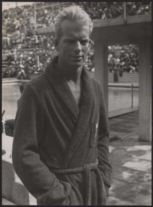 Athlet vor dem Schwimmbecken