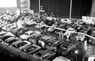 Freiburg: Stadthalle; Gebrauchtwagenschau; Autos in der Stadthalle; von oben