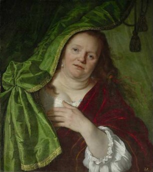Frau hinter einem grünen Vorhang