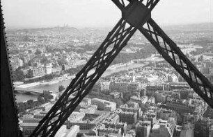 Paris: Eiffelturm, durch die Träger vom Fahrstuhl aus