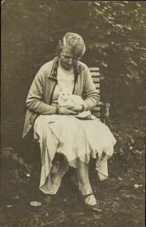 [Frau mit Katze auf dem Schoß]
