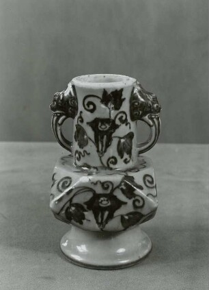 Vase mit Elfenbeinhenkeln und mit Windenranken bemalt
