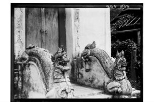 Tempel in Bangkok : Bangkok. Nagaschlangen vor einem Tempel (eingang?), 1908/1913