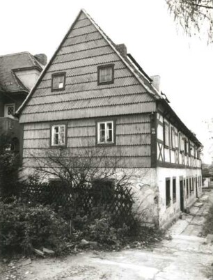 Dresden-Cossebaude, Hauptstraße 14. Wohnstallhaus (1839). Straßenansicht mit Schindelgiebel und Einfriedung