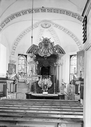 Radmeritz, Kirche, Inneres, Blick in den Chor mit Kanzelaltar und Denkmal für Joachim von Ziegler und Klipphausen