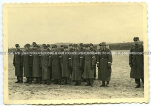 Hitlerjungen als Luftwaffenhelfer mit Hauptfeldwebel
