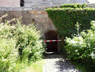 Kirchhofmauer im Südosten mit Stückpforte und erhaltener Basis der Steinbrüstung (Oberteil mit Schießscharten abgetragen)