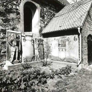 Döbern. Dorfkirche Eichwege (14./15. und 19. Jahrhundert, Turmaufsatz 1791/1792). Südseite und Vorhalle mit Figurengrabstein (1600), Sandsteinepitaph für D. Krafft (gest. 1716) und drei Inschrifttafeln (17./18. Jahrhundert)