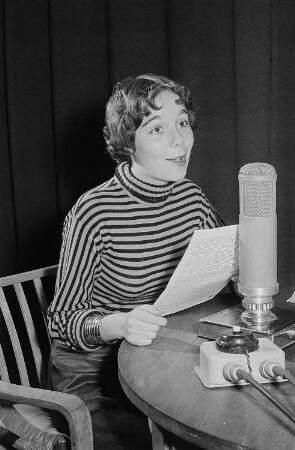 Portrait der Stadtfunksprecherin Christine Nitsche vor einem Mikrophon im Studio im Neuen Rathaus
