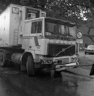 Unfall: beschädigter Lkw, rechts das Abschleppfahrzeug, im HIntergrund Gebäude eines Bauernhofes