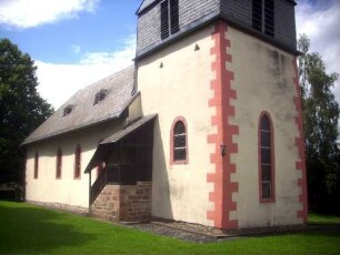 Turm und Langhaus von Südosten über Kirchhof