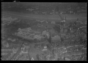 Dresden: Blick über die Altstadt von Süden mit Postplatz und Zwinger zur Neustadt. Luftbild-Schrägaufnahme