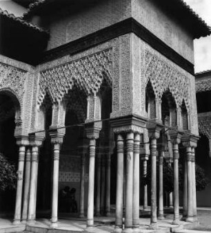 Granada. Alhambra. Löwenhof (Patio de los Leones) (nach 1377). Westseite. Vorbau