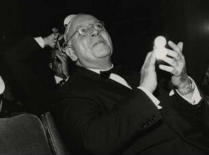 Regisseur Dr. Ludwig Berger klatscht begeister Beifall