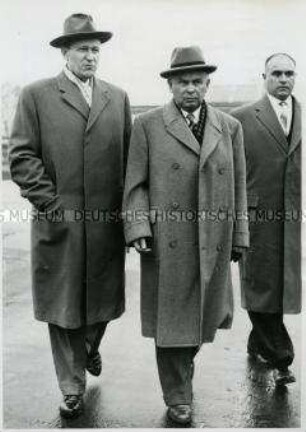 Hans Kroll, neuer deutscher Botschafter in der Sowjetunion, vor seinem Abflug nach Moskau