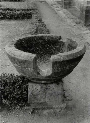 Brunnenbecken im Hof der Abtei Sénanque im Vauclus