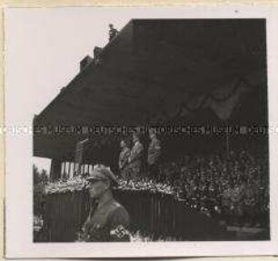 Hitler, Rudolf Hess und der Reichsjugendführer auf der Tribüne beim NSDAP-Parteitag in Nürnberg