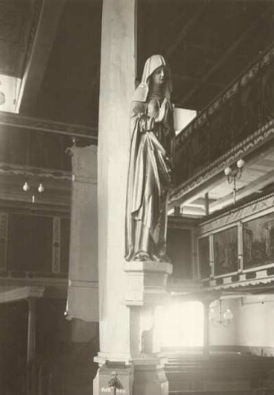 Maria einer Kreuzigung : Sebnitz. Evangelisch-lutherische Peter-Pauls-Kirche. Maria einer Kreuzigungsgruppe, Ende 15. Jahrhundert, an der Mittelstütze im Kirchenschiff