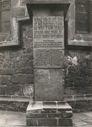 Münden. St. Blasiuskirche. Ostseite. Gedenkstein an die Hochfluten von 1342 und 1552