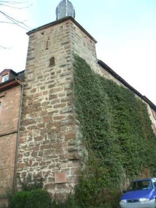 Stadtbefestigung-Ansicht im Süden mit Turm Blauer Hut von Süden (Stadtmauer im Südwesten abgetragen) mit Schießscharten und Werksteinen in Übersicht