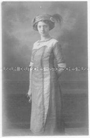 Porträt einer Frau in Kleid mit Turban