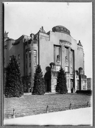 Vorm Stadttheater in Cottbus : Cottbus, Lausitzer Straße 33. Stadttheater (1908-1909; B. Sehring). Teilansicht von Südwest