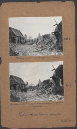 Mit schweren Maschinengewehr durch eine eroberte Ortschaft eilende Infanterie