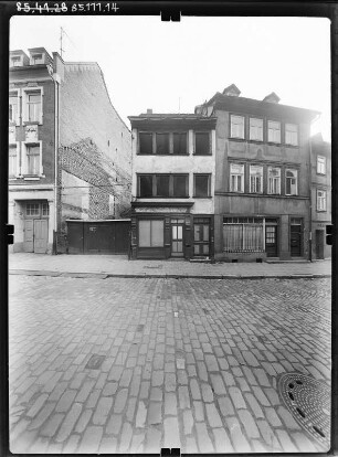 Nordhausen, Altendorf. Wohnhäuser mit Läden. Straßenfront